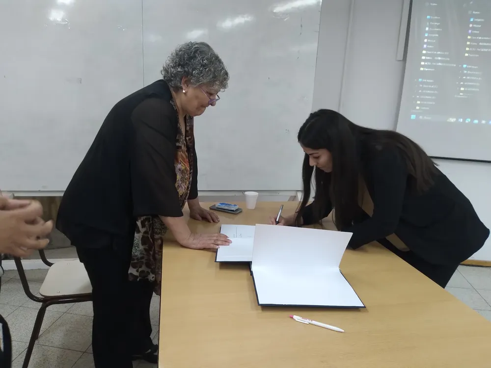 17-10-25 Peralta, Directora