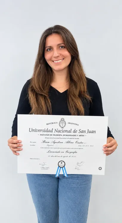 Retrato de graduación con diploma universitario