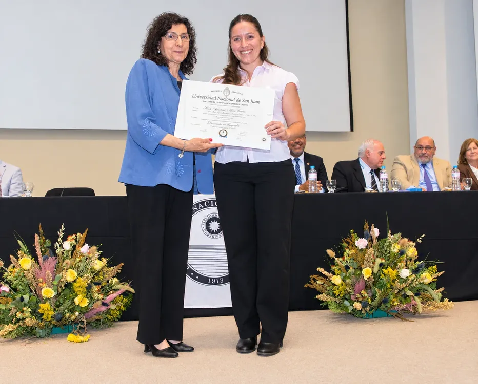 Ceremonia universitaria con diploma