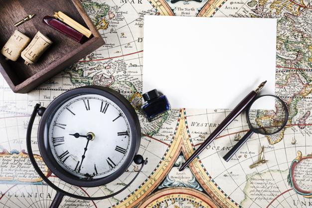 vista-elevada-reloj-papel-pluma-botella-tinta-mapa_23-2147837183